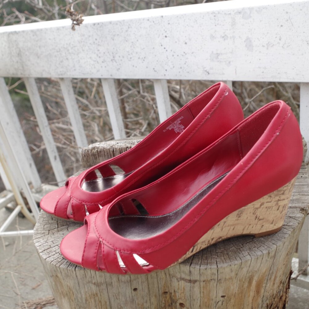 Ladies Red Vegan Platform Wedge Shoes By Merona